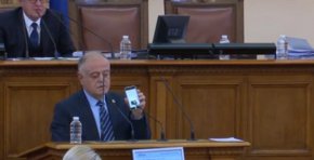 Съпредседателят на „Демократична България” Атанас Атанасов показа клип за изборни манипулации пред журналистите в кулоарите на парламента, съобщи БГНЕС.