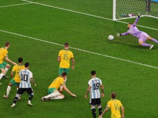 Отборът на Аржентина победи Австралия с 2 1 в осминафинална среща