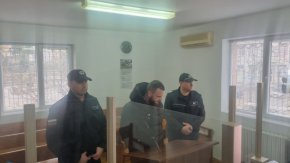 Защитникът му поиска налагането на по-лека мярка „домашен арест", но районните магистрати в Средец не уважиха искането и в крайна сметка мъжът беше задържан под стража.