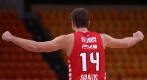 В следващия кръг от гръцкото първенство на 11 декември баскетболистите на Олимпиакос ще гостуват на ПАОК, но два дни по-рано имат домакинство срещу италианския Виртус Болоня в Евролигата.
