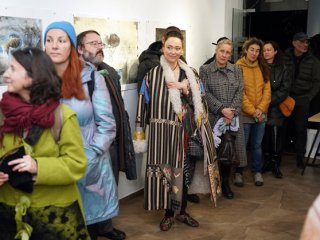 Мая Илиева се появи в ектстравагантно многоцветно палто на изложбата