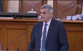 Ще подкрепим персонално Габровски, но не и предложената структура на кабинет, заяви лидерът на Български възход Стефан Янев по време на дебатите преди гласуването на кандидат- министрите.