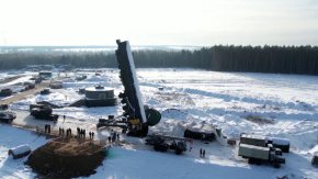 На таза снимка се вижда как балистична ракета "Ярс" е заредена в силозна установка в Калужката област. (Министерство на отбраната на Русия)