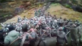 
Във видеото се вижда, че войниците от двете страни са на планински терен, заобиколен от зелени хълмове, очевидно недокоснати от зимата
