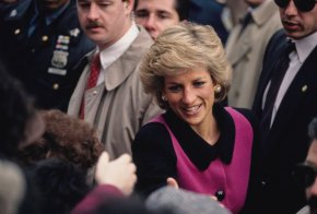 Даяна, принцесата на Уелс, посещава Ню Йорк няколко пъти през годините и има една от най-известните си срещи по време на посещение в болницата в Харлем през февруари 1989 г.
