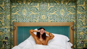 Zedwell, първият лондонски хотел, ориентиран към съня, който разполага със стаи, оборудвани с иновативна звукоизолация, отвори врати в началото на 2020 г. , а шведският производител на легла Hastens създаде първия в света Hästens Sleep Spa Hotel, бутиков хотел с 15 стаи, в португалския град Коимбра година по-късно.
