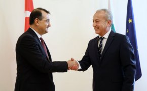  Двамата проведоха разговор, след като в Министерския съвет беше подписано споразумение, чрез което „Булгаргаз“ получава достъп до терминалите и газопреносната мрежа на турската държавна енергийна компания „Боташ“. 
