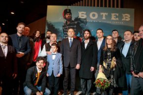 Екипът на "Ботев" с президента Румен Радев на премиерата, 3 март 2022 г. 