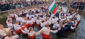 Мъжкото хоро в Калофер е единствено по рода си и се играе само в подбалканския град от повече от 100 години.
