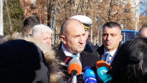 Румен Радев пред журналисти след ритуала по водосвет на бойните знамена и знамената светини на Българската армия.