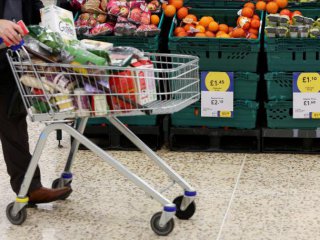 Потребителите в Обединеното кралство възнамеряват да намалят ненужните си разходи