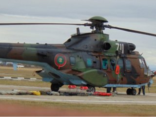 Екипаж на вертолет Кугар от състава на 24 а авиационна база