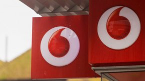 Телекомуникационният гигант Vodafone Group потвърди в понеделник продажбата на своя унгарски бизнес на 4iG Public LTD и на Corvinus Zrt (унгарска държавна фирма), за 1,7 милиарда евро.