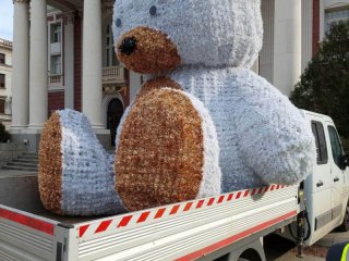 Голямата коледна мечка се мести от Нар театър в зоопарка Фото