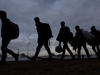 Заловиха бежанци превозващи нелегални мигранти съобщи NOVA В 07 00 ч