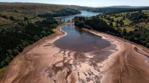 Резервоар Pontsticill по време на гореща вълна през август 2022 г. близо до Merthyr Tydfil, Уелс. Миналата година беше най-горещото лято в историята на Европа