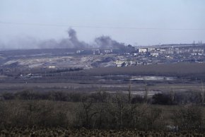 Дим по време на сраженията в Соледар, Донецка област, Украйна, на 11 януари. (Libkos/AP)