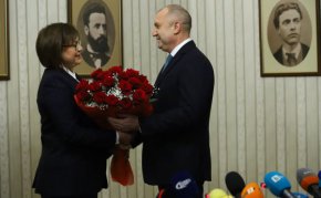 Президентът Румен Радев връчи третия проучвателен мандат за съставяне на правителство на лидера на БСП Корнелия Нинова.