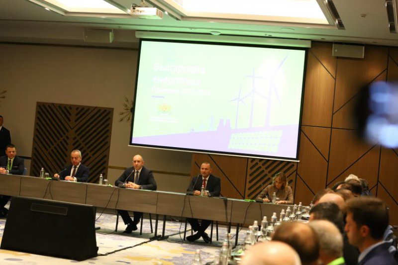 Министърът на енергетиката Росен Христов представя новата енергийна стратегия на