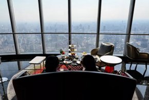 Самият луксозен хотел се намира в най-високия небостъргач в Китай и втория по височина в света след Бурдж Халифа, като стаите са разположени от 86-ия до 98-ия етаж.