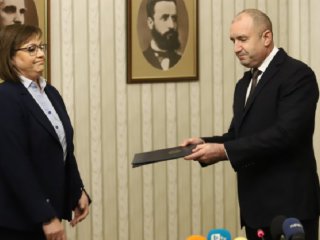 Лидерът на БСП Корнелия Нинова офицално върна на президента Румен