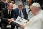 Вежди Рашидов подари на папата книга и копие на тракйско злато