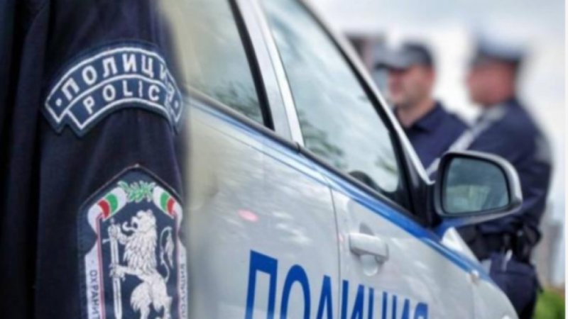 Униформен полицай е задържан снощи в Казанлък. Той е бил