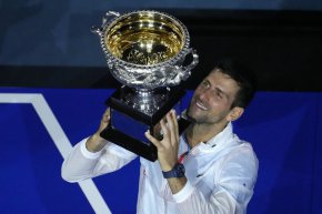 Новак Джокович покори за десети път в кариерата си Australian Open след категорична победа над Стефанос Циципас 6:3, 7:6 (4), 7:6 (5). Двубоят за титлата продължи два часа и 57 минути