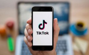 Млада жена от Велико Търново шокира потребителите на популярната платформа "ТикТок" с живо излъчване, в което прави опит за самоубийство, съобщи местното издание "Борба".
