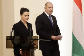 
Радев изрази благодарност към унгарския президент за положителното отношение и подкрепа към българската общност в Унгария. 