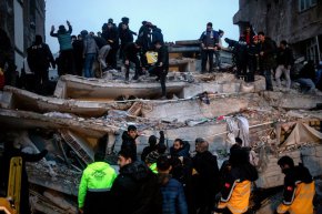 Турски служители на спешна помощ и други лица се опитват да помогнат на пострадалите на мястото на срутена сграда след земетресение в Диарбекир, Турция, на 6 февруари. (Refik Tekin/EPA-EFE/Shutterstock)