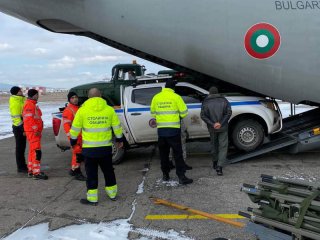 Екипите на аварийната дирекция на Столичната община пристигнаха на летището