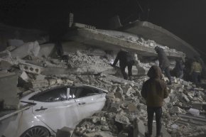 Хора претърсват останките на срутена сграда в Идлиб, Сирия, на 6 февруари. (Ghaith Alsayed/AP)