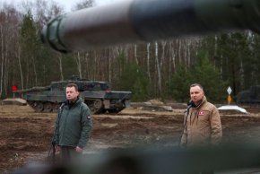Полският президент Анджей Дуда прави обръщение към 10-та бронекавалерийска бригада с Блашчак в понеделник. (Kacper Pempel/Reuters)