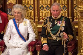 В изявление на двореца се казва: "След като получи симптоми на настинка, Нейно Величество кралицата-консорт даде положителна проба за вируса Ковида.

 