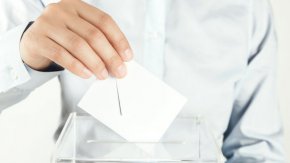 “Избирателната активност на 2 април вероятно ще е близка до тази на 2 октомври м.г.”, прогнозира социологът Добромир Живков от Маркет линкс. Напомняме, че тогава тя стигна 39,41%.