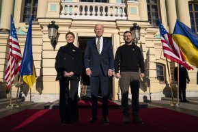 Байдън позира с украинския си колега Зеленски и първата дама Олена Зеленска в Мариинския дворец по време на необявеното посещение на 20 февруари. (Evan Vucci/AP)