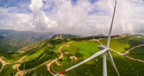 
Пекин ускорява изграждането на мощности за слънчева и вятърна енергия в съответствие с амбициозните си планове до 2025 г. 33% от електроенергията да се произвежда от възобновяеми източници, за да се намалят въглеродните емисии. Поне 30 китайски провинции са разкрили повече програми за инсталиране на възобновяеми енергийни източници.