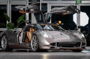 
Pagani се ангажира да построи пет екземпляра, всеки от които на цена от 7 млн. евро (приблизително 7,6 млн. долара), а тази седмица беше показан вторият от петте автомобила. Този модел е с бронзов оттенък и задна ивица от открити въглеродни влакна.
