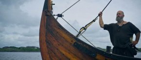 Викингите:Истинската история" е документален филм от две части, който поставя под въпрос много от това, което мислим, че знаем за великата скандинавска „войнска раса"; изключителното развитие на съвременните техники и оборудване доведе вдъхновяваща нова ера в историческите изследвания.
