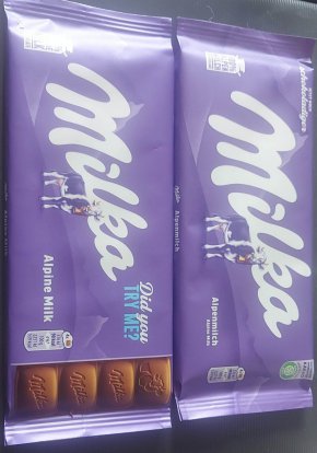 Разликата в дизайна на опаковката е миниатюрен, явно зависи от тренда на пазара, но става въпрос за все същата Милка Алпийско мляко.