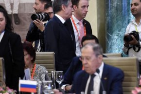 Държавният секретар на САЩ Антъни Блинкен (горе в) минава покрай руския външен министър Сергей Лавров (долу) по време на срещата на външните министри от Г-20 в Ню Делхи на 2 март 2023 г. Olivier Douliery/Agence France-Presse/Getty Images