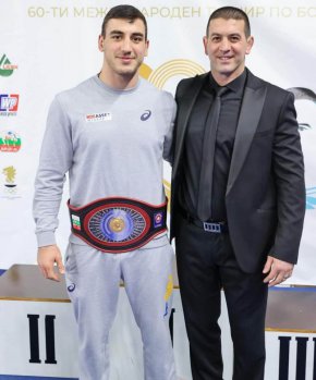 Новиков стана шампион на 87 кг класически стил, след като победи Ярослав Филчаков.