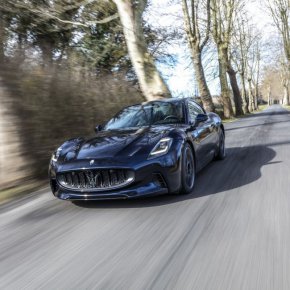 В Съединените щати, с изключение на зашеметяващия MC20, съвременните Maserati имат свойството да остават незабелязани. В малкия град Италия обаче емблемата с тризъбеца и отчетливата симфония на двигателя са способни да спрат минувачите. Одобрението се постига чрез вдигане на палец от пешеходците. 2024 Maserati GranTurismo Folgore и неговото мълчание предизвикват нова реакция: почесване на главата.