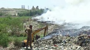 Пожарникари гасят пожар в депото за отпадъци на завода Brahmapuram в Кочи, Индия.