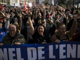 Участниците в протеста срещу пенсионната реформа във Франция блокираха входовете