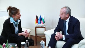 В хода на срещата министър-председателят Гълъб Донев обсъди с посланик Ирене Планк въпроси от двустранен интерес, както и някои теми от европейския дневен ред.
