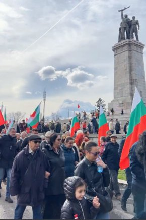 
Протест срещу демонтиране на паметника беше свикан пред Столичната община и от Коалиция "Левицата!"