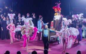 В спектакъла ще направят своите дебюти баритонът Матеуш Михаловски в ролята на Директора на цирка и младият украинец Назар Микуляк, който ще изпълни ролята на Силвио. Ивайло Кринчев ще дирижира оркестъра, диригент на хора е Младен Станев, а костюмите в спектакъла са по дизайн на Каталин Йонеску-Арборе. Палячи е единствената опера със сюжет по действителен случай, разказващ за живота и личната драма на цирковия артист. 