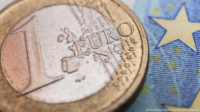 Припомняме, че на извънреден брифинг в сряда министърът на финансите Росица Велкова заяви, че "теоретично има опасност и за валутния борд, ако се стигне до свръхдефицит". 